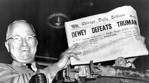 Ilustracja 3.6: Prezydent Harry Truman podtrzymuje nagłówek gazety, która błędnie ogłosiła jego porażkę. Ten nagłówek był częściowo oparty na szacunkach z próbek innych niż prawdopodobne (Mosteller 1949, Bean 1950, Freedman, Pisani i Purves 2007). Chociaż Dewey Defeats Truman wydarzył się w 1948 roku, to nadal jest jednym z powodów, dla których niektórzy badacze sceptycznie odnoszą się do oszacowań na podstawie próbek innych niż prawdopodobne. Źródło: Harry S. Truman Library & Museum.