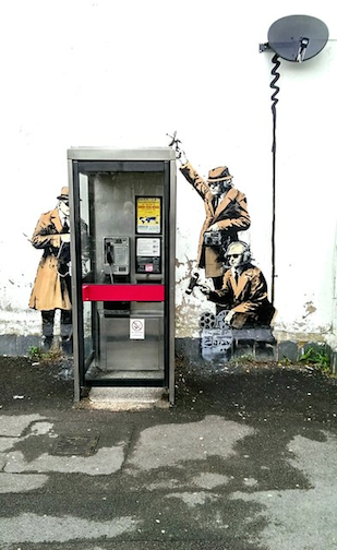 Фигура 6.9: Стрийт арт от Banksy в Челтнъм, Англия. Снимка от Brian Робърт Маршал. Източник: Wikimedia Commons.